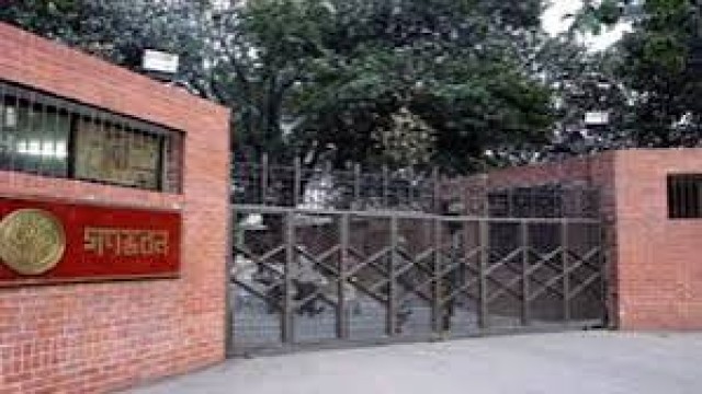 গনভবন জাদুঘরে রুপ দিতে লেখক এবাদুর রহমানকে প্রধান করে (১৯) সদস্যের কমিটি